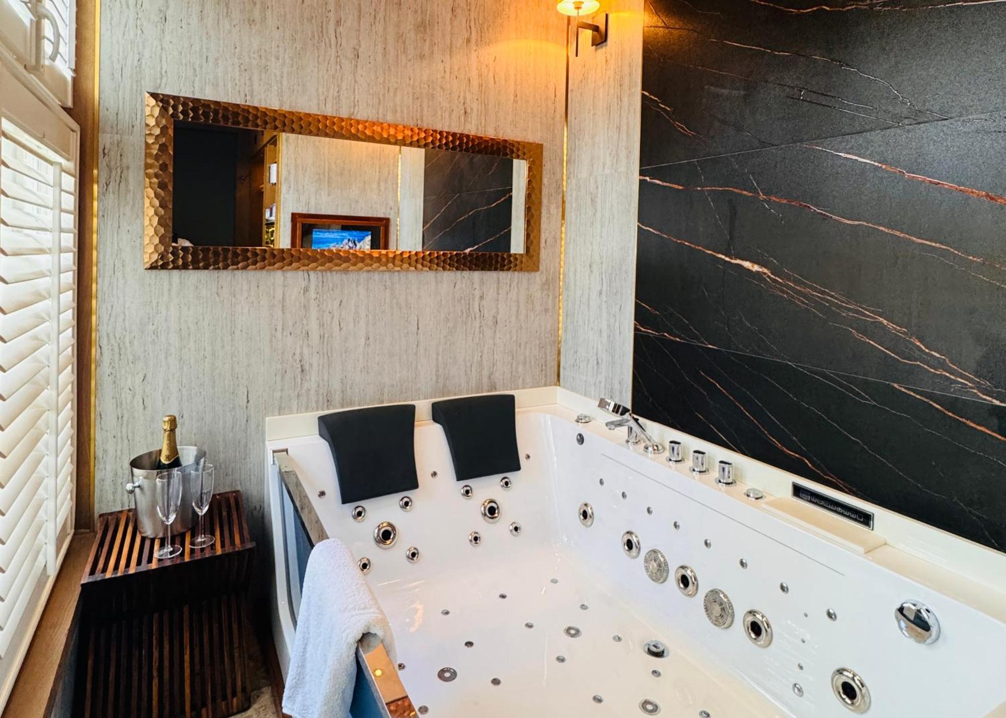 Nocleg ze śniadaniem Mała Anglia Deluxe Rooms&spa *